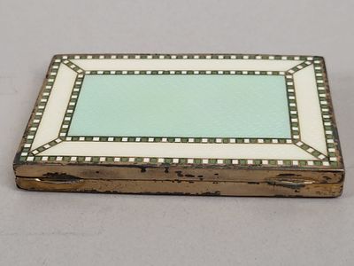 une vieille boîte en bois avec un miroir au milieu