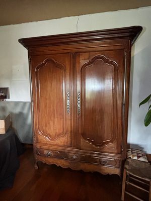 une armoire en bois dans le coin d'une pièce