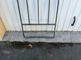 un cadre de lit en métal adossé à un mur