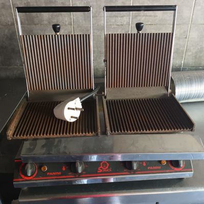 two grills that are sitting on top of a counter