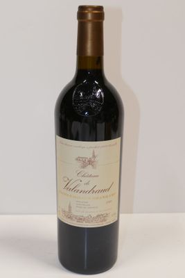 une bouteille de vin posée sur une table