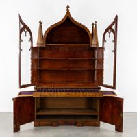Une bibliothèque ou vitrine exceptionnelle, en noyer, ornée … (photo 3)