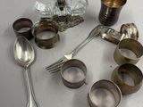 beaucoup d'argenterie sur une table avec des cuillères et des fourchettes
