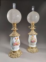 Paire de lampes à pétrole à fut en porcelaine polychrome à d…