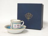 un gros plan d'une tasse et d'une soucoupe dans une boîte