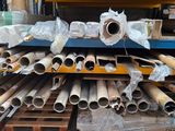 une grande pile de tuyaux et de tubes dans un entrepôt