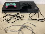 une console de jeu vidéo et un contrôleur de jeu sur une table