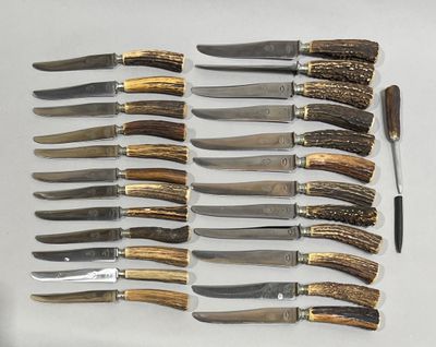 a lot of knives that are laying on a table