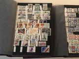 un livre qui contient beaucoup de timbres
