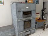 une cuisine équipée d'une cuisinière, d'un four et d'une table