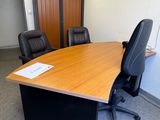 une photo d'une salle de réunion avec un bureau et des chaises