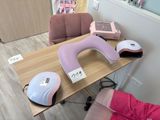 une table sur laquelle se trouvent un sèche-cheveux rose et blanc et un autre sèche-cheveux rose et blanc