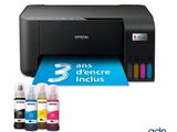 une imprimante avec de l'encre et des cartouches d'encre sur un fond blanc