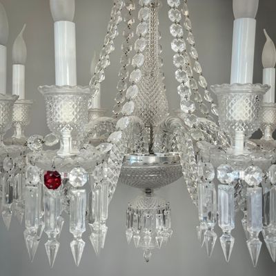 un lustre en cristal suspendu au plafond, orné de bougies