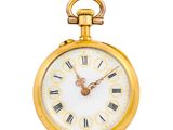 une image représentant une montre de poche en or ornée de chiffres romains