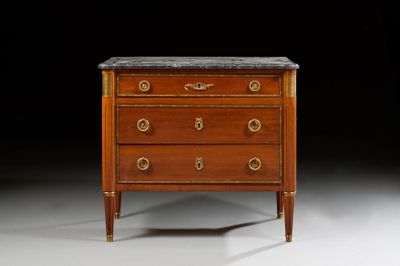 commode ancienne avec dessus en marbre et poignées en laiton