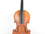 un vieux violon posé sur une surface blanche