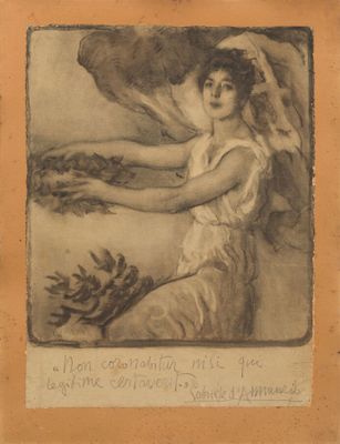 une vieille photo d'une femme tenant un bouquet de fleurs