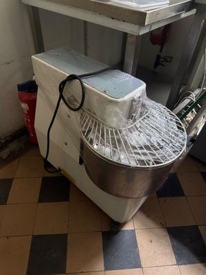 une photo d'une cuisine avec un mixeur posé sur le plan de travail