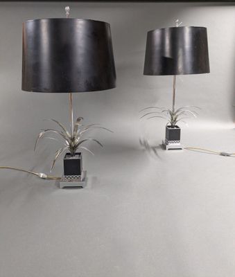une paire de lampes noires posées l'une à côté de l'autre sur une table