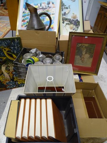 Une palette comprenant : cartons de livres (encyclopédie, livres ...