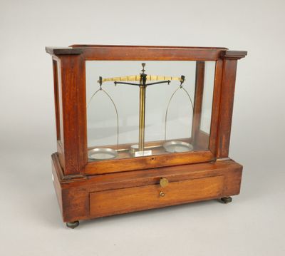 une vieille horloge en bois avec une vitrine en verre
