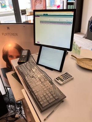 un bureau équipé d'un ordinateur et d'un clavier