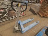 une photo d'un chariot élévateur dans un entrepôt où se trouvent de nombreuses palettes