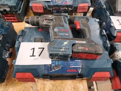 un grand nombre d'outils posés sur une table