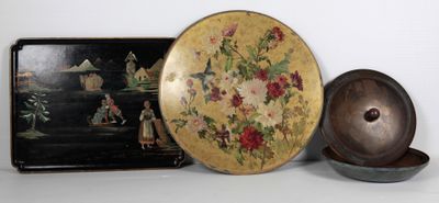 une assiette et un bol posés l'un à côté de l'autre sur une table