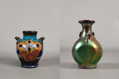 deux vases posés côte à côte sur une table