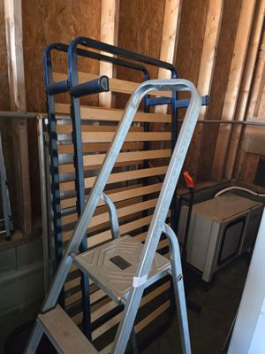 une échelle adossée au mur d'une pièce