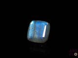 une pierre de labradorite bleue sur fond noir