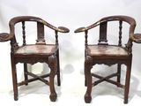 paire de chaises anciennes en bois sculpté, avec accoudoirs et pieds