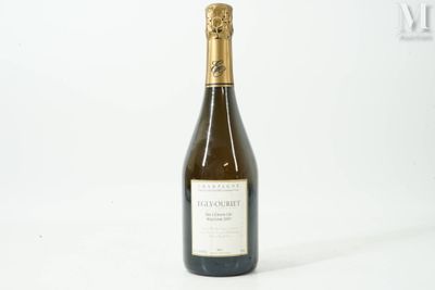 la bouteille de vin est posée sur une surface blanche