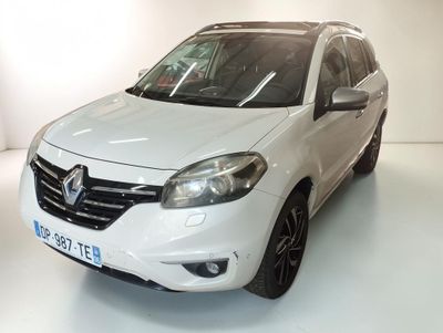 La voiture blanche est garée sur le sol blanc de la pièce.