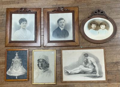 quatre photos encadrées représentant des personnes assises sur un plancher en bois