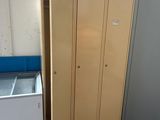 une armoire et un réfrigérateur dans une pièce avec un mur