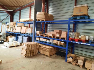 un grand entrepôt rempli de boîtes et de cartons