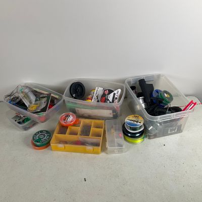 de nombreux objets divers posés sur la table