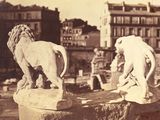 deux statues de lions au sommet d'un immeuble