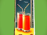 un thermomètre sur lequel figurent deux verres de jus de fruits