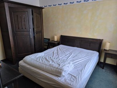 SUR DÉSIGNATION Lit et literie, deux chevets, deux lampes, t…