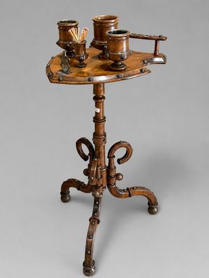 une table ancienne en bois sur laquelle sont posées deux tasses et un plateau