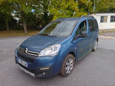 une petite camionnette bleue garée sur un parking