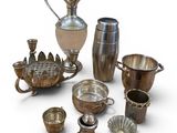 beaucoup d'objets en argent sur une surface blanche