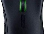 La souris est noire et présente une lueur verte sur le côté.