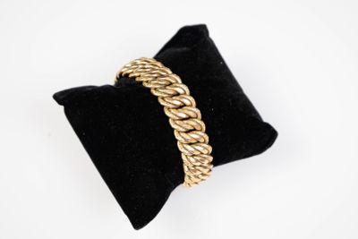 un gros plan d'une bague posée sur un coussin, sur une surface blanche