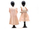 deux mannequins qui se tiennent l'un à côté de l'autre
