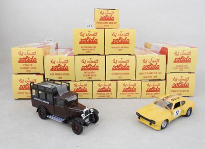 deux petites voitures posées à côté d'une pile de cartons